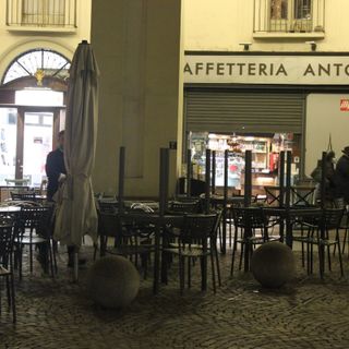 tavolini ritirati e bar chiusi