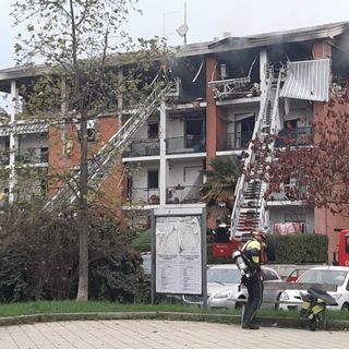 Incendio con scoppio in piazza Sabin a Pinerolo, crollo in una palazzina: una vittima