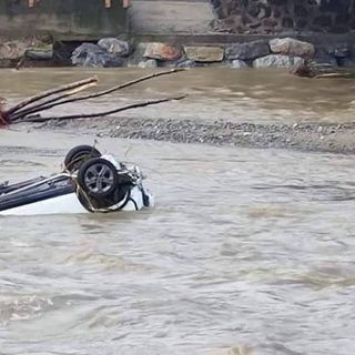 auto in un fiume in piena