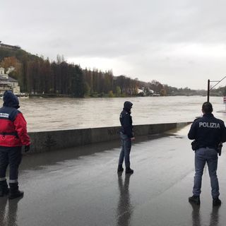 Maltempo a Torino, Murazzi sommersi dalla piena del Po: la situazione dei fiumi