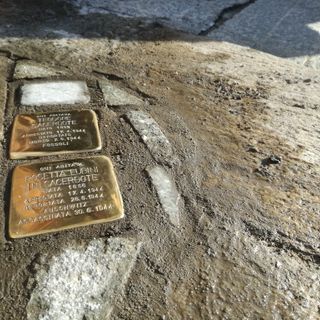 Due pietre d'inciampo per ricordare la tragedia di due anziani coniugi deportati dai nazifascisti (VIDEO)