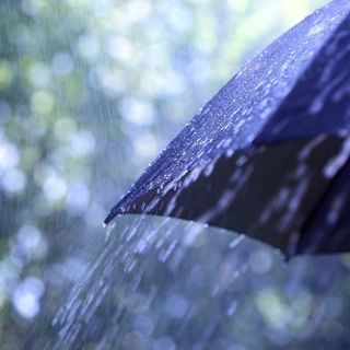 ombrello aperto su cui piove
