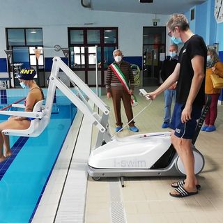 Carmagnola, inaugurato nella piscina comunale il sollevatore per i diversamente abili
