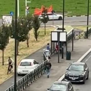 auto su pista ciclabile