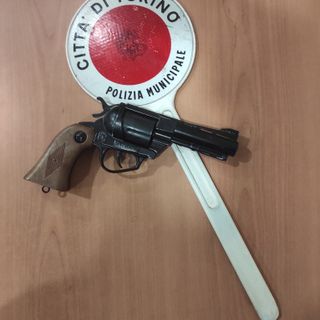 L'arma giocattolo utilizzata dall'uomo