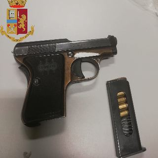 Gira armato e prende a calci un’auto: fermato pregiudicato in Strada Lanzo