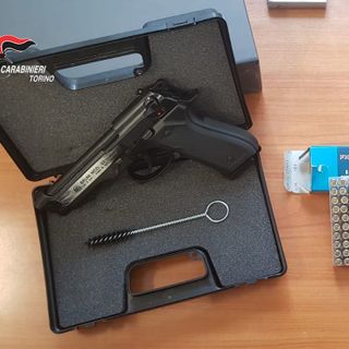 Promettevano di riscattare i debiti e poi minacciavano i clienti: arrestati a Torino per estorsione