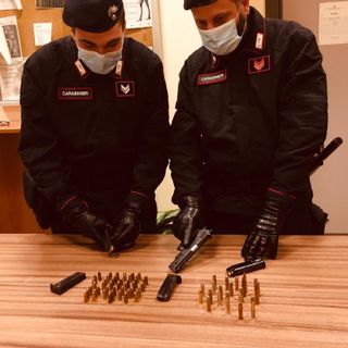 "Arrestatemi, ho una pistola", 31enne si costituisce ai carabinieri di Barriera di Milano