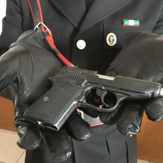 Modificava le pistole ad uso sceniche in vere, arrestato a Torino un artigiano delle armi