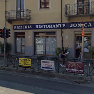 vetrine di una pizzeria ristorante