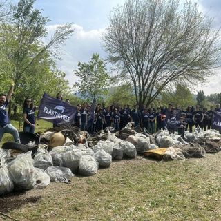 Giornata della Terra, a Torino 90 volontari raccolgono 150 sacchi di rifiuti