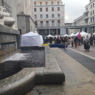 Blitz di Extinction Rebellion, le fontane Po e Dora si colorano di nero: il motivo [FOTO]