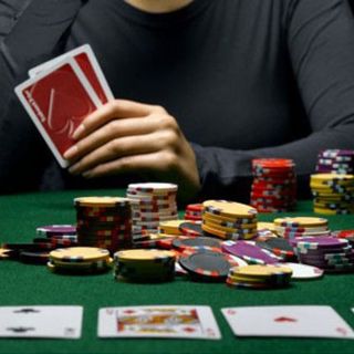 Tradito dalla passione per il poker: 45enne torinese arrestato al casinò