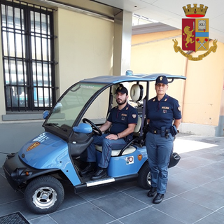Torino Porta Nuova, uomo va in giro con borsoni contenenti carne di pollo: interviene la polizia ferroviaria
