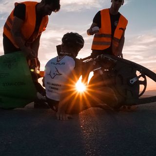 Il Politecnico sfreccia (a 133 all'ora) a colpi di pedale sul gradino più alto del podio