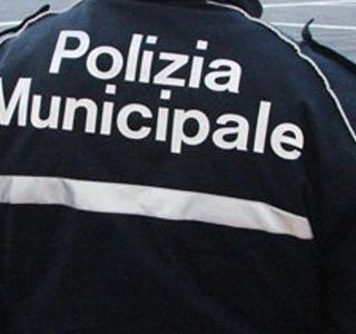 Ivrea, controlli a tappeto della municipale: 31 auto, 11 negozi e 60 persone esaminate o fermate