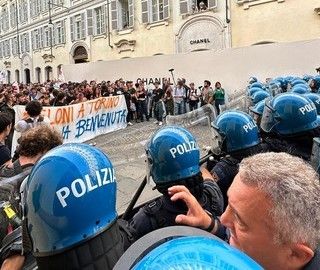 A Torino gli studenti in corteo contro Meloni: “Non sei la benvenuta”. Corse e lancio di uova contro la polizia nel centro città