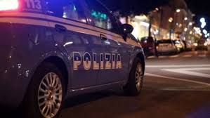 Ruba a bordo di un'auto: quando viene sorpreso, scappa e abbandona la refurtiva