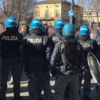 Champions, espulsi 54 tifosi olandesi dell'Ajax: avevano armi, fumogeni e petardi