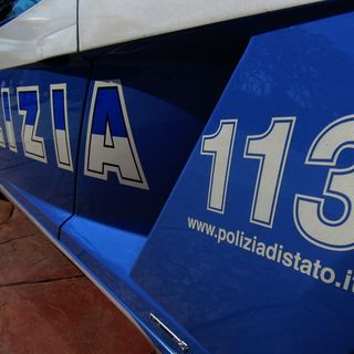 Entrano nel negozio e fanno incetta di dispositivi per il telefonino: arrestati