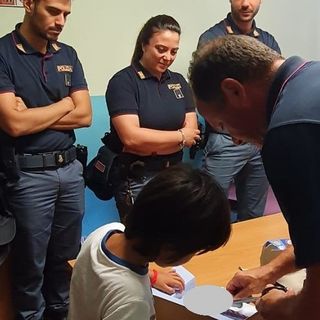 I poliziotti di Bardonecchia ricomprano a un bambino il giocattolo che gli era stato rubato