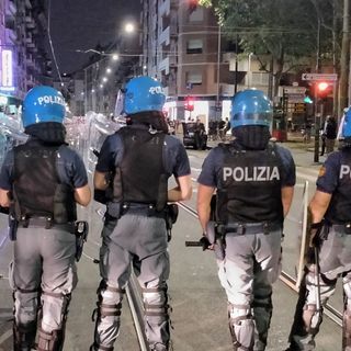 L'urlo degli antagonisti in presidio al Cpr: &quot;Assassini, fuoco alle galere&quot; [FOTO E VIDEO]