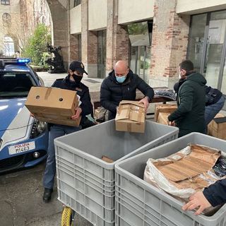 Polizia consegna vestiti al Sermig