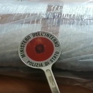 Lo bloccano mentre sta traslocando a casa della fidanzata: il giro successivo avrebbe spostato 5,5 chili di marijuana [VIDEO]
