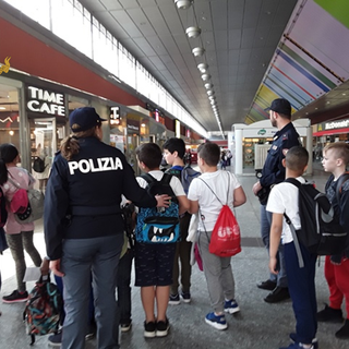 Progetto Train to be cool: a Porta Nuova la Polizia con gli studenti per un viaggio sicuro