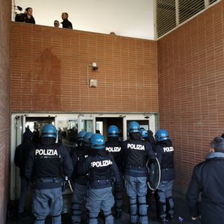 Volantini Fuan al Campus Einaudi: a Torino la polizia allontana giovani dei centri sociali