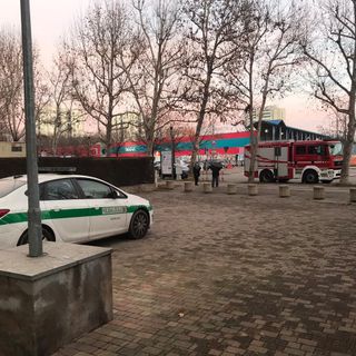 polizia locale di Nichelino e pompieri all'esterno della struttura