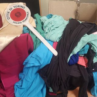 Controlli della Municipale a Porta Palazzo e al Barattolo: ambulanti multati