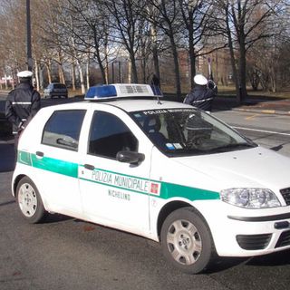 Nichelino, i vigili scovano un'auto non assicurata e mai revisionata: 6000 euro di multa per il conducente