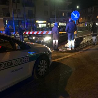 Due auto bloccate dentro le barriere del passaggio a livello, traffico in tilt a Nichelino