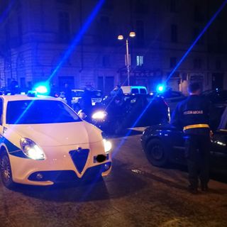 Brucia un semaforo rosso a 120 km/h in corso Potenza, - 21 punti di patente