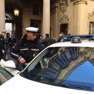 Penne vendute per beneficenza erano una truffa: 4 persone arrestate