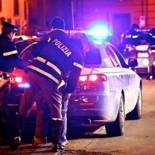 La Polizia interviene per sedare una lite tra fidanzati e scopre che lui ha addosso delle stupefacente