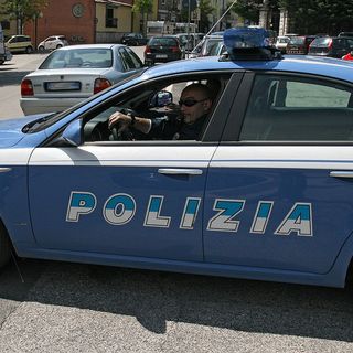 Controlli al Valentino, polizia recupera sette sacchetti con dentro droga