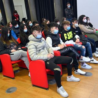 incontro in aula con agenti di polizia