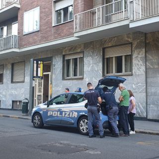 Dramma in corso Racconigi: una donna di 33 anni uccide la madre con una coltellata e poi si getta dal balcone [FOTO E VIDEO]