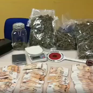 In casa 18mila euro nascosti nei calzini e più di un chilo di marijuana: in manette il pusher delle Rivoli &quot;bene&quot;