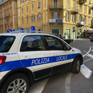 Macchina di polizia locale a Sanremo