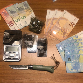 Torino, all'autolavaggio con la macchina rubata e con la droga: nei guai 4 minori