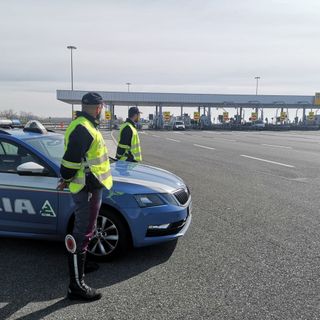 A piedi in autostrada, coppia svizzera multata sulla A5