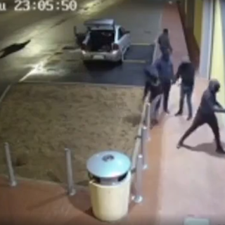 Smantellata a Mirafiori Sud la banda che da anni terrorizzava i tir nelle aree di servizio: 13 arresti [VIDEO]