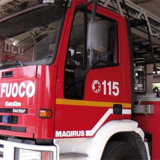 Cadono calcinacci dal tetto della scuola Birago: i vigili del fuoco mettono in sicurezza il marciapiede