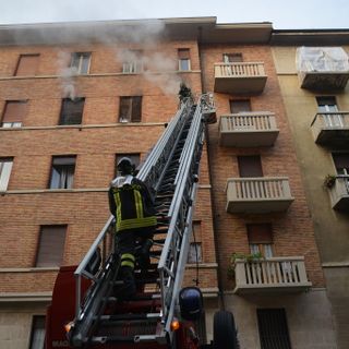 Incendio in un alloggio in via Orta a Torino, decisivo il pronto intervento dei Vigili del Fuoco (FOTO)