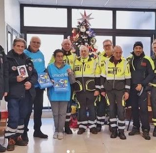 I Vigili del fuoco portano doni e regali ai piccoli pazienti del Regina Margherita