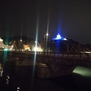 Accesso bloccato al ponte della Gran Madre