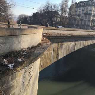 Bottiglie, siringhe e rifiuti abbandonati: entro febbraio la pulizia di Ponte Mosca